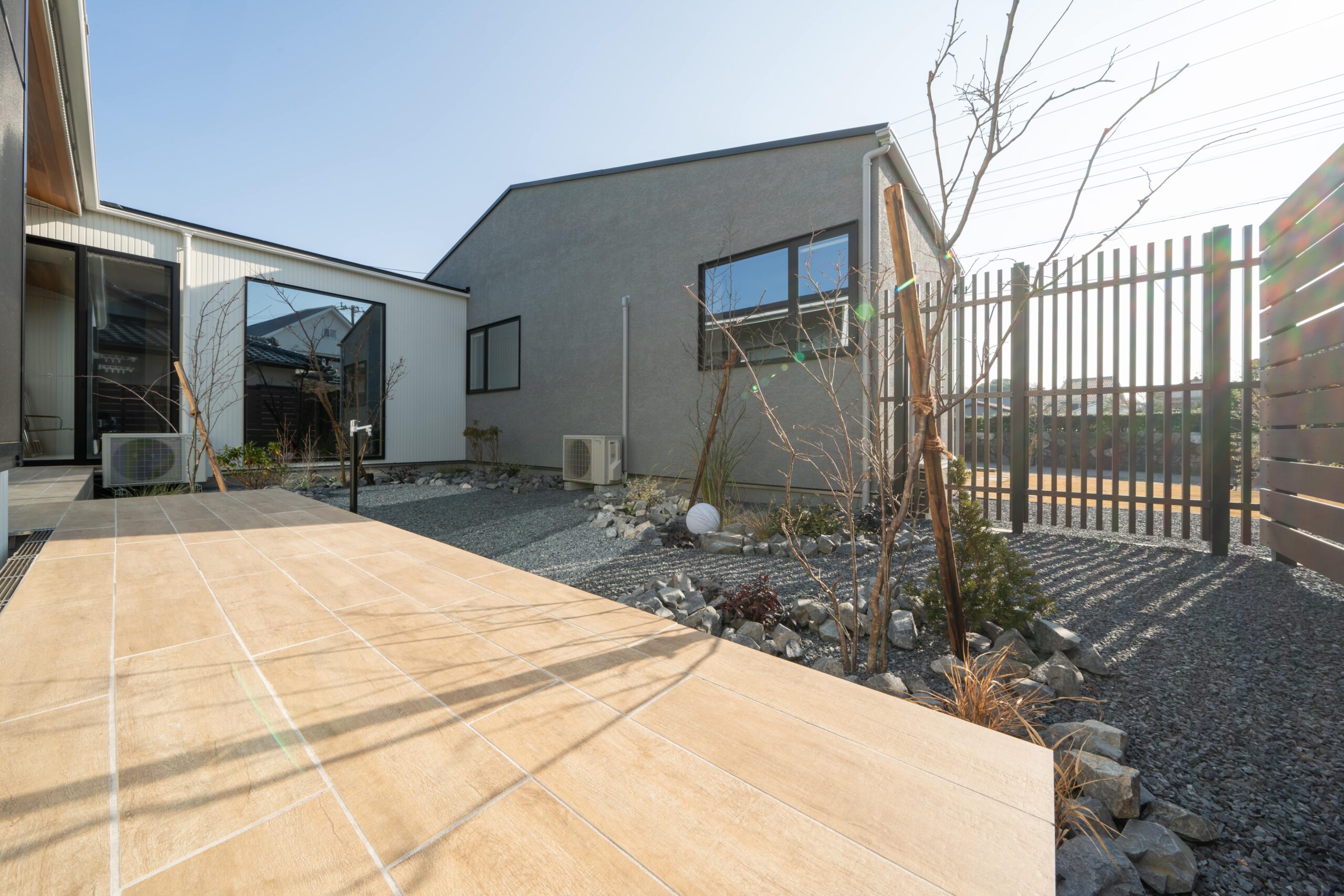 住宅の庭とテラス