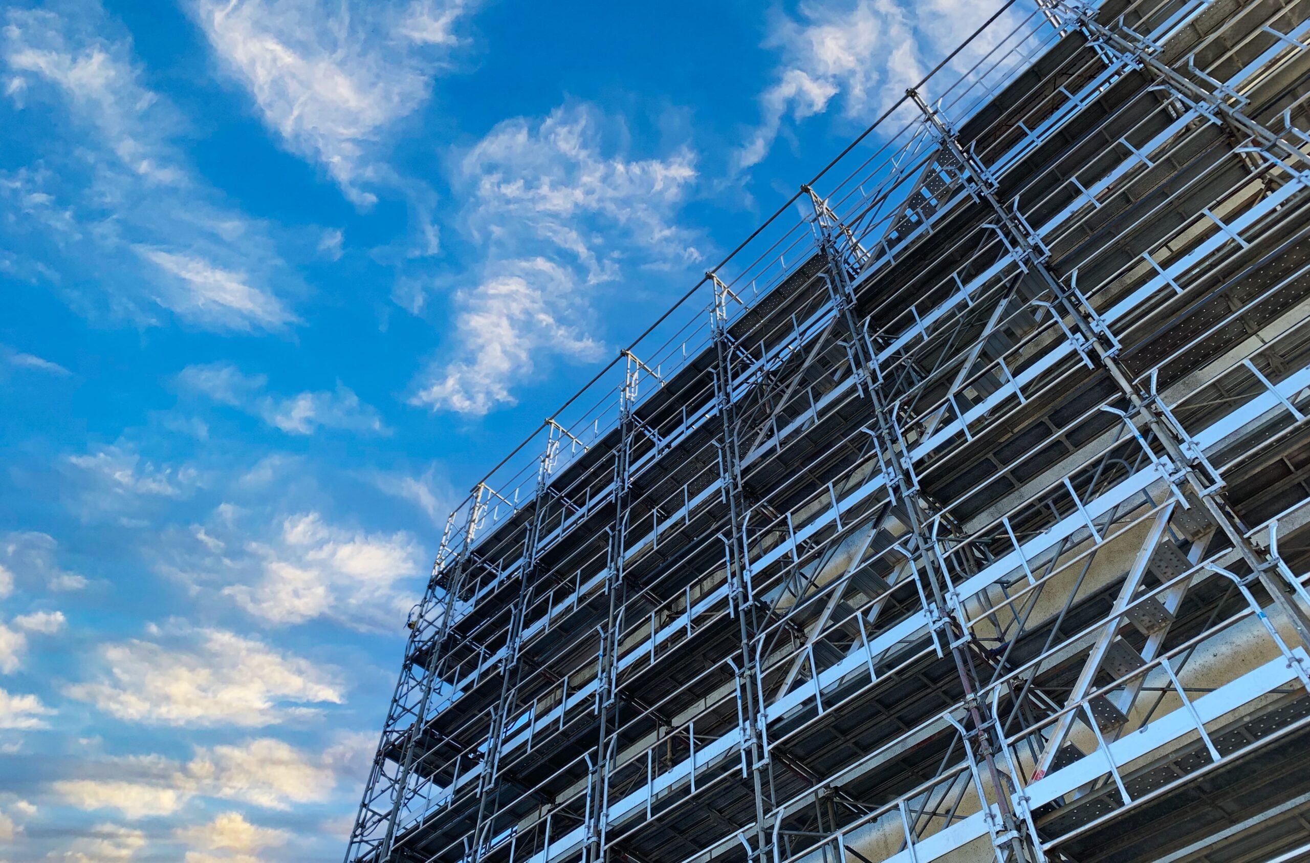 足場を組んだ建設現場