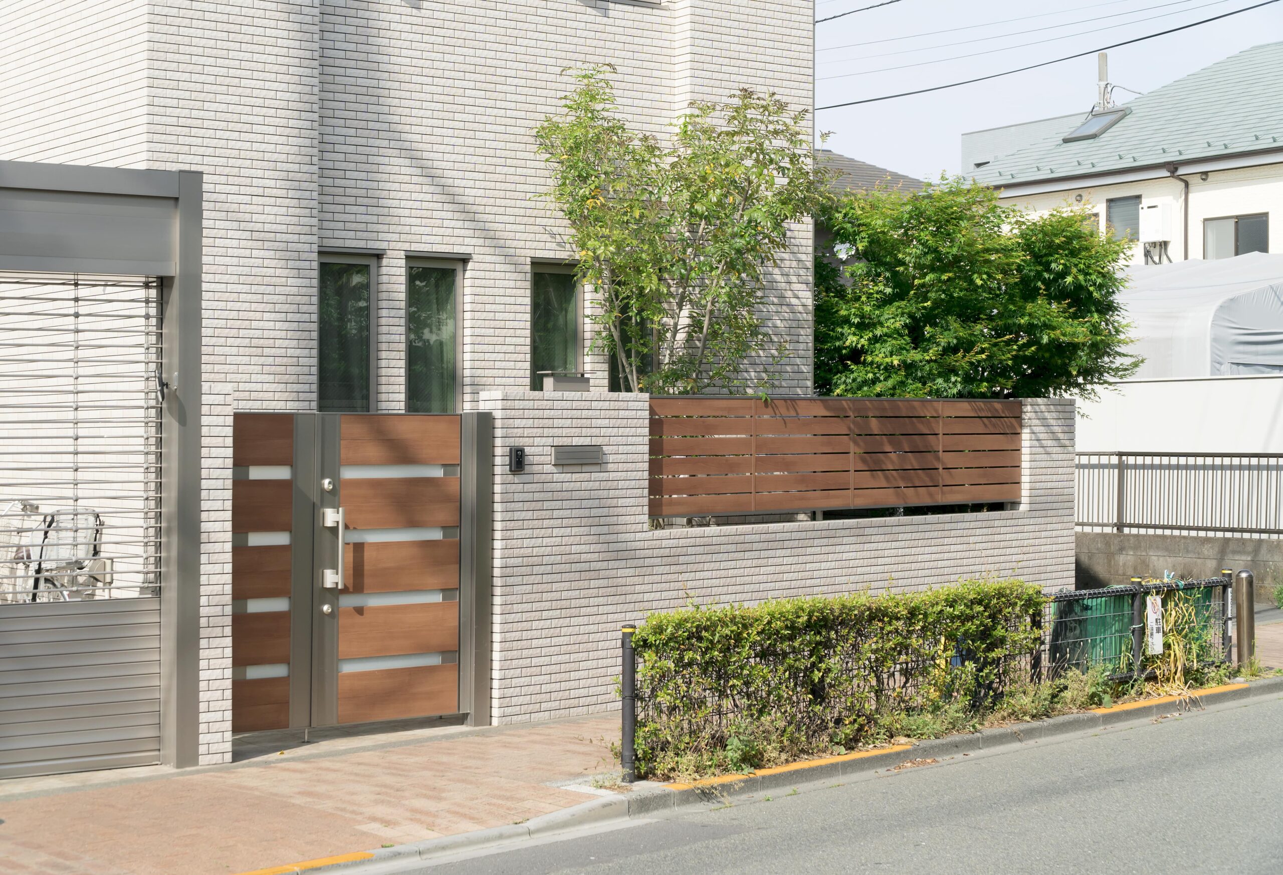 植栽とフェンスのある玄関アプローチ
